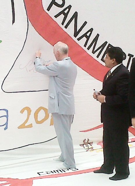 Buzan firmando el mapa 2